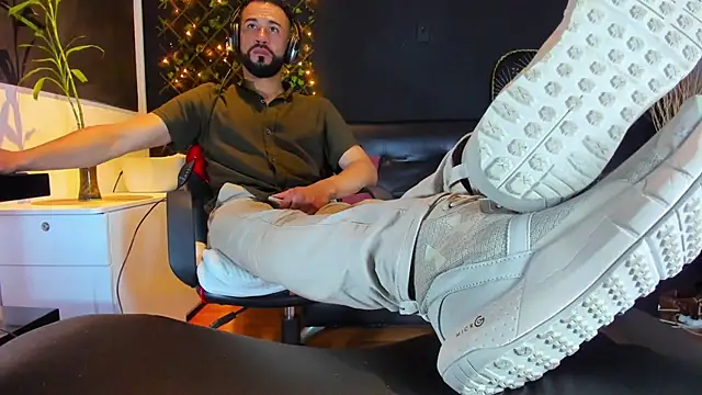 Snapshot of alessandro_wye chatting on February 3, 8:30 am alessandro wye online show from February 3, 8:30 am