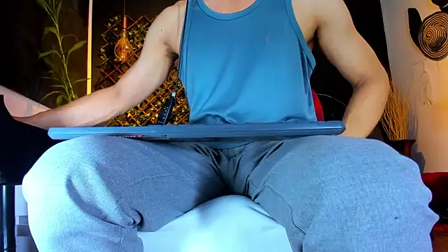 Snapshot of alessandro_wye chatting on February 10, 10:52 am alessandro wye online show from February 10, 10:52 am