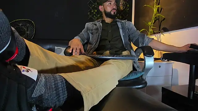 Snapshot of alessandro_wye chatting on February 13, 4:41 am alessandro wye online show from February 13, 4:41 am