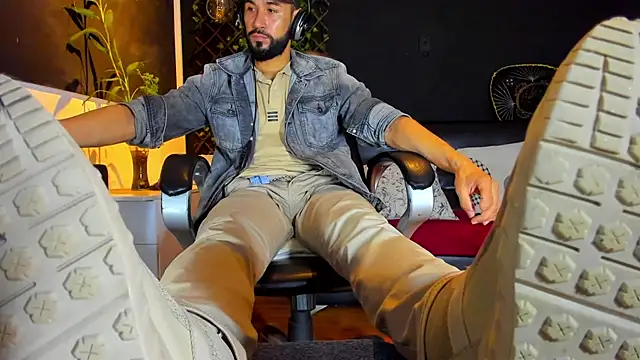 Snapshot of alessandro_wye chatting on February 15, 2:41 am alessandro wye online show from February 15, 2:41 am