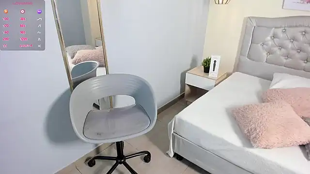 Snapshot of escarleth__ chatting on July 6, 1:30 pm escarleth online show from July 6, 1:30 pm