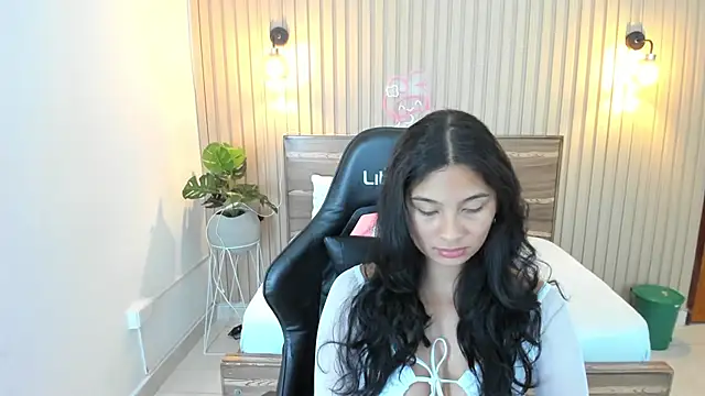 Snapshot of melody_flowers chatting on March 20, 3:36 pm melody flowers online show from March 20, 3:36 pm