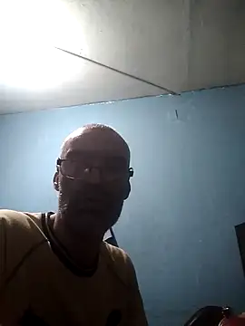 hugosafado333 online show from December 4, 3:26 am