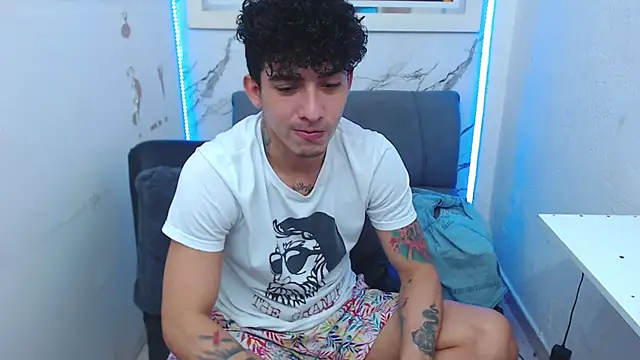 Snapshot of targuerian22 chatting on December 15, 11:09 pm targuerian22 online show from December 15, 11:09 pm