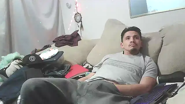 Snapshot of chill_wolf389 chatting on December 18, 8:42 am chill wolf389 online show from December 18, 8:42 am