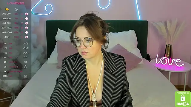 TiffanyWills online show from December 10, 3:20 am