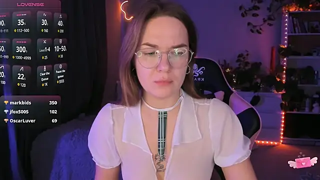 Snapshot of ami_amour_ chatting on December 16, 2:05 pm ami amour online show from December 16, 2:05 pm