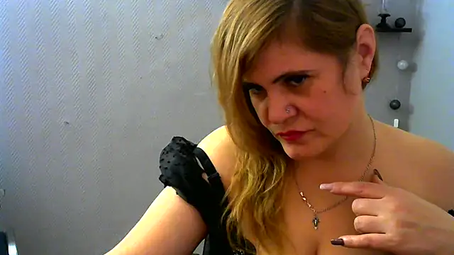 Snapshot of DaniellaKiss chatting on January 7, 5:12 am DaniellaKiss online show from January 7, 5:12 am