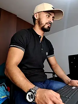 Snapshot of MAXIMUS_MASTE3 chatting on March 23, 4:27 am MAXIMUS MASTE3 online show from March 23, 4:27 am