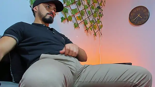 Snapshot of MAXIMUS_MASTE3 chatting on November 17, 9:42 pm MAXIMUS MASTE3 online show from November 17, 9:42 pm