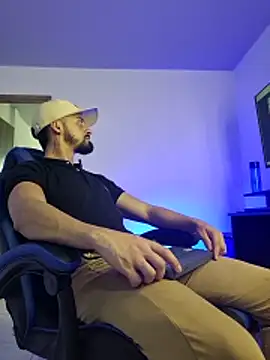 Snapshot of MAXIMUS_MASTE3 chatting on February 4, 8:14 pm MAXIMUS MASTE3 online show from February 4, 8:14 pm