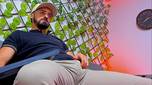 Snapshot of MAXIMUS_MASTE3 chatting on February 6, 8:01 pm MAXIMUS MASTE3 online show from February 6, 8:01 pm