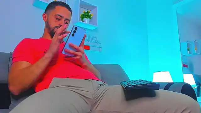 Snapshot of MAXIMUS_MASTE3 chatting on February 25, 11:47 pm MAXIMUS MASTE3 online show from February 25, 11:47 pm