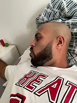 Snapshot of islandvybee55 chatting on January 18, 6:32 pm islandvybee55 online show from January 18, 6:32 pm