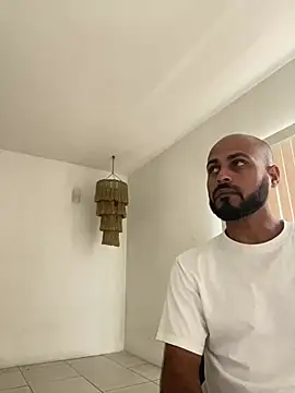 Snapshot of islandvybee55 chatting on January 19, 10:17 pm islandvybee55 online show from January 19, 10:17 pm