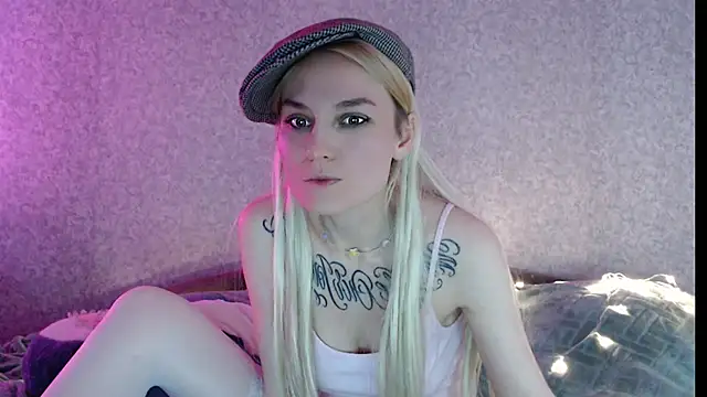 Snapshot of mischellemeow13 chatting on December 5, 8:55 am mischellemeow13 online show from December 5, 8:55 am