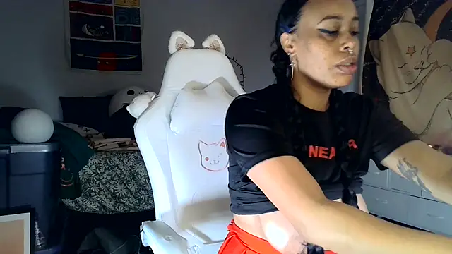 loveluna8 online show from February 4, 9:28 am