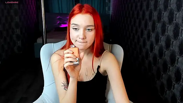 Snapshot of Lesi_Moonie01 chatting on December 17, 8:23 am Lesi Moonie01 online show from December 17, 8:23 am