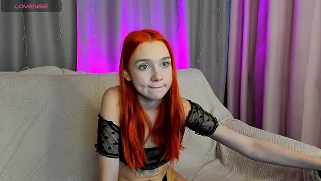 Snapshot of Lesi_Moonie01 chatting on December 25, 8:18 am Lesi Moonie01 online show from December 25, 8:18 am
