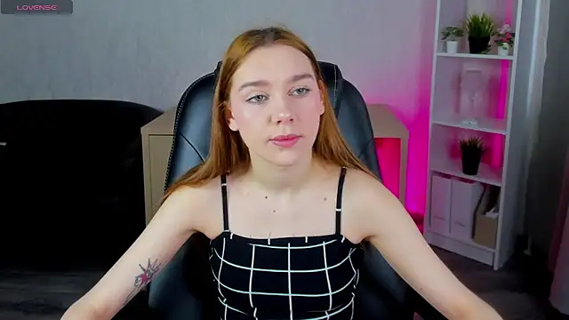 Snapshot of Lesi_Moonie01 chatting on February 4, 8:13 am Lesi Moonie01 online show from February 4, 8:13 am