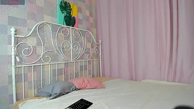 Snapshot of Lesi_Moonie01 chatting on March 12, 8:19 am Lesi Moonie01 online show from March 12, 8:19 am