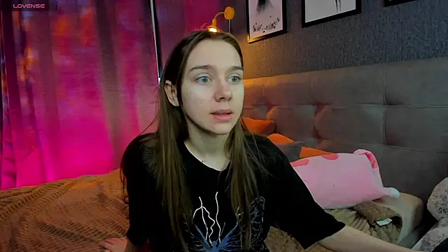 Snapshot of Lesi_Moonie01 chatting on December 4, 8:34 am Lesi Moonie01 online show from December 4, 8:34 am