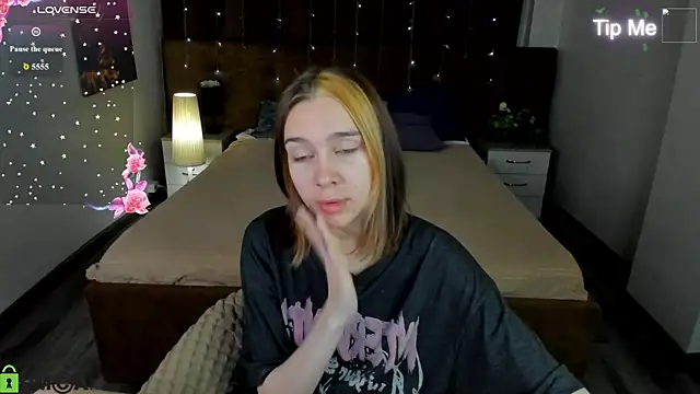 Snapshot of Lesi_Moonie01 chatting on July 15, 2:39 am Lesi Moonie01 online show from July 15, 2:39 am
