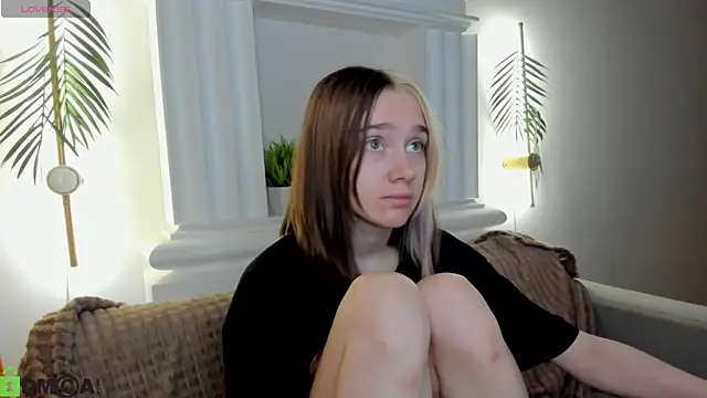 Snapshot of Lesi_Moonie01 chatting on July 29, 9:29 am Lesi Moonie01 online show from July 29, 9:29 am