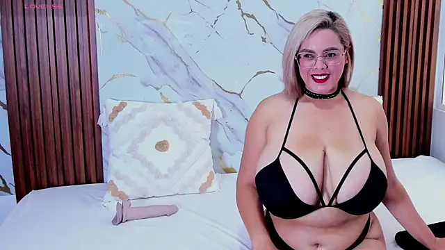 Snapshot of AdelyGinn chatting on January 19, 2:10 pm AdelyGinn online show from January 19, 2:10 pm