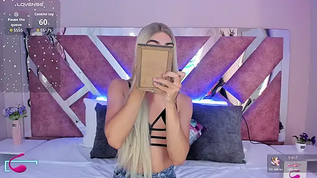 Snapshot of MaxiRogers chatting on November 8, 11:43 am MaxiRogers online show from November 8, 11:43 am