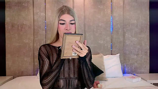 Snapshot of MaxiRogers chatting on November 17, 11:49 am MaxiRogers online show from November 17, 11:49 am