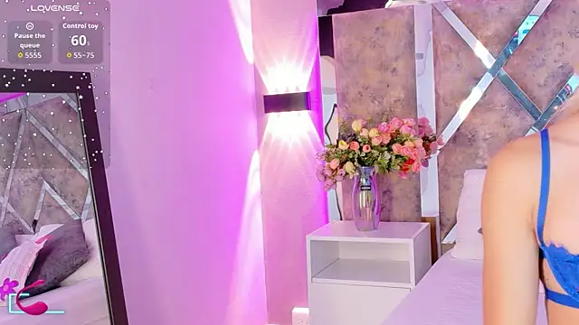 Snapshot of MaxiRogers chatting on November 29, 11:02 am MaxiRogers online show from November 29, 11:02 am