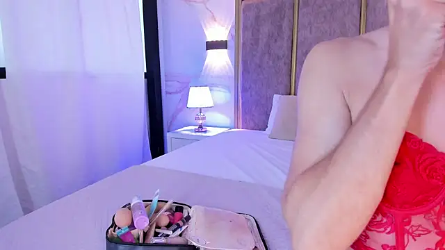 Snapshot of MaxiRogers chatting on December 14, 12:21 pm MaxiRogers online show from December 14, 12:21 pm