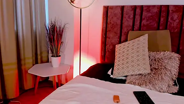 HollyHudsonn online show from December 16, 11:55 am