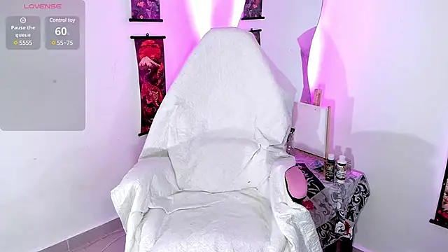 HollyHudsonn online show from February 28, 7:03 pm