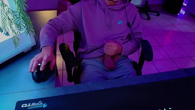 Snapshot of Vlad230323 chatting on December 9, 3:22 pm Vlad230323 online show from December 9, 3:22 pm