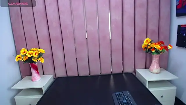 EmilyyEvans  online show from February 8, 3:00 pm