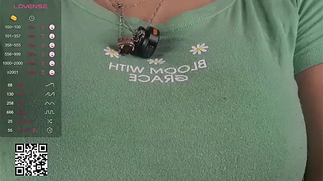 Snapshot of AislyEmbury chatting on October 29, 4:37 am AislyEmbury online show from October 29, 4:37 am