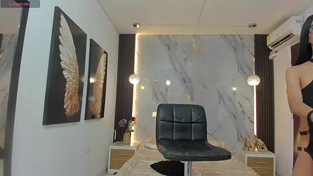 estephany doll online show from January 5, 2:30 pm