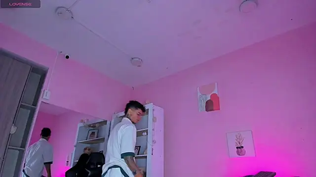 Ian Castillo  online show from November 5, 11:10 am