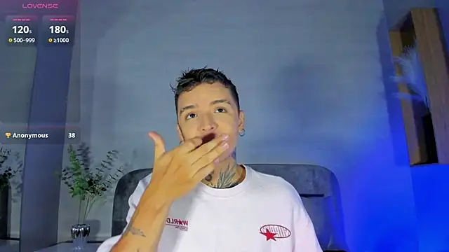 Snapshot of Ian_Castillo_ chatting on July 16, 11:27 am Ian Castillo online show from July 16, 11:27 am