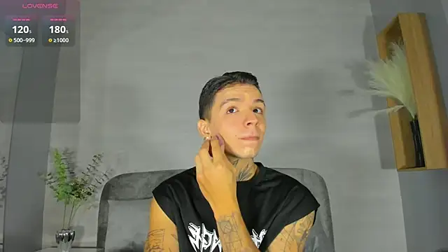 Snapshot of Ian_Castillo_ chatting on July 17, 11:17 am Ian Castillo online show from July 17, 11:17 am