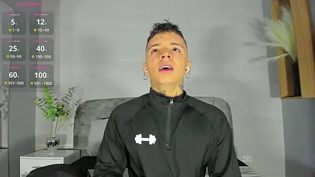 Snapshot of Ian_Castillo_ chatting on July 25, 11:08 am Ian Castillo online show from July 25, 11:08 am