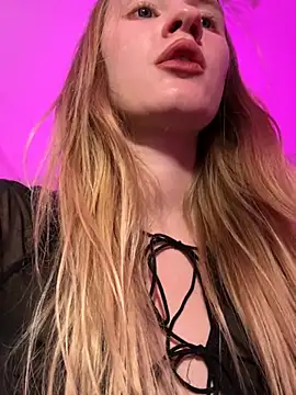 Snapshot of saint_cat25 chatting on November 16, 6:35 pm saint cat25 online show from November 16, 6:35 pm