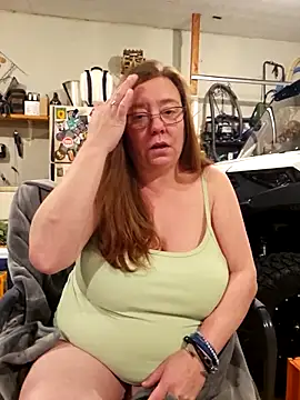 Snapshot of MsShelby40 chatting on December 16, 11:21 pm MsShelby40 online show from December 16, 11:21 pm