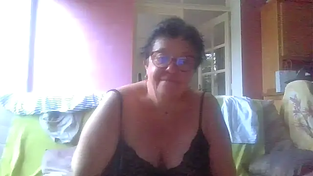 Snapshot of Vandeae44 chatting on June 15, 7:38 pm Vandeae44 online show from June 15, 7:38 pm