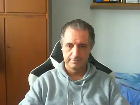 Snapshot of lliuk70mi chatting on February 12, 12:44 pm lliuk70mi online show from February 12, 12:44 pm