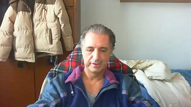 Snapshot of lliuk70mi chatting on December 21, 1:40 pm lliuk70mi online show from December 21, 1:40 pm