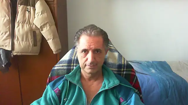 Snapshot of lliuk70mi chatting on April 2, 1:20 pm lliuk70mi online show from April 2, 1:20 pm