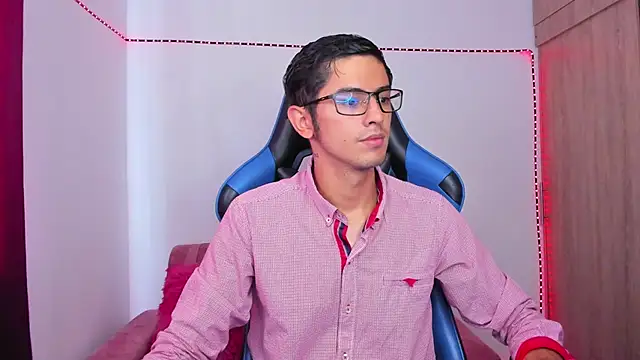 Snapshot of Ethan_Sai___ chatting on December 6, 4:49 pm Ethan Sai online show from December 6, 4:49 pm